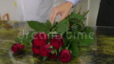 专业的花艺师，花艺师，花艺师-花艺店的红玫瑰。 手工制作和花艺